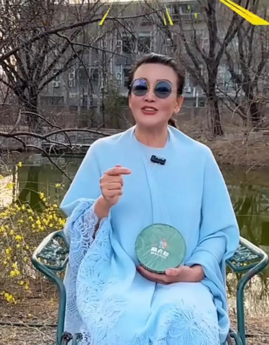 张兰离开儿子，反而更美了。她在夕阳下穿一身蓝裙子，笑眯眯地说：“人一顺，什么