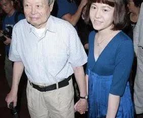 翁帆陪杨振宁这么久，每天面对一个老年人，完全没有自己的生活，就连亲孙女也做不到，