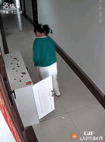 一女子因嫌邻居将鞋柜置于过道，便从家中取出榔头一阵猛砸，鞋柜刹那间就被砸毁。可她