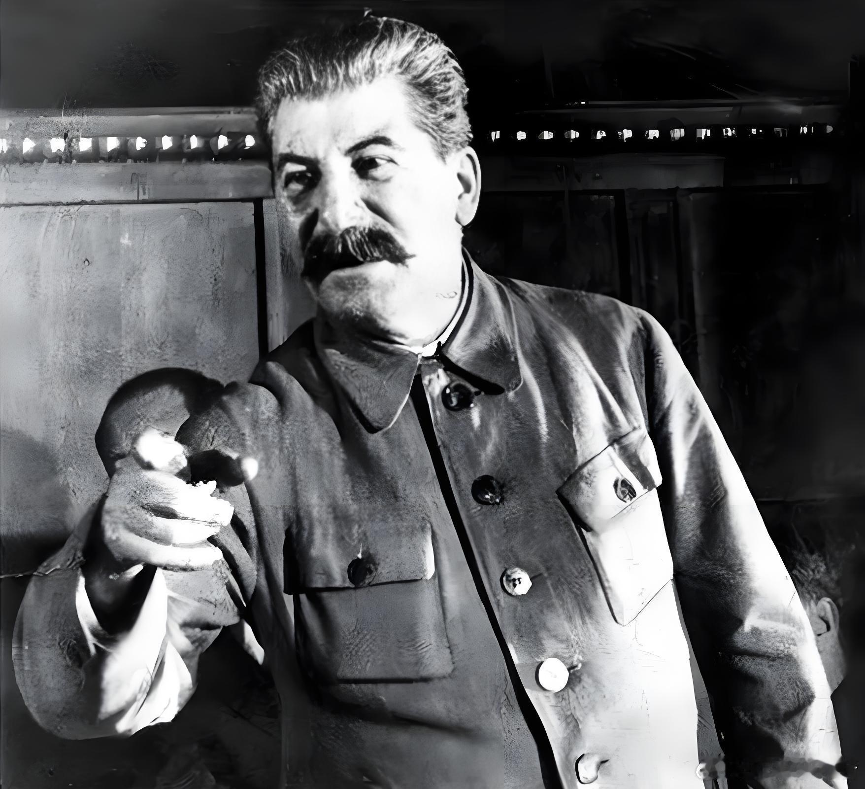 斯大林发现自己的儿子小约瑟夫不见了，立刻命令贝利亚：“追查下去看一下他儿子常去的