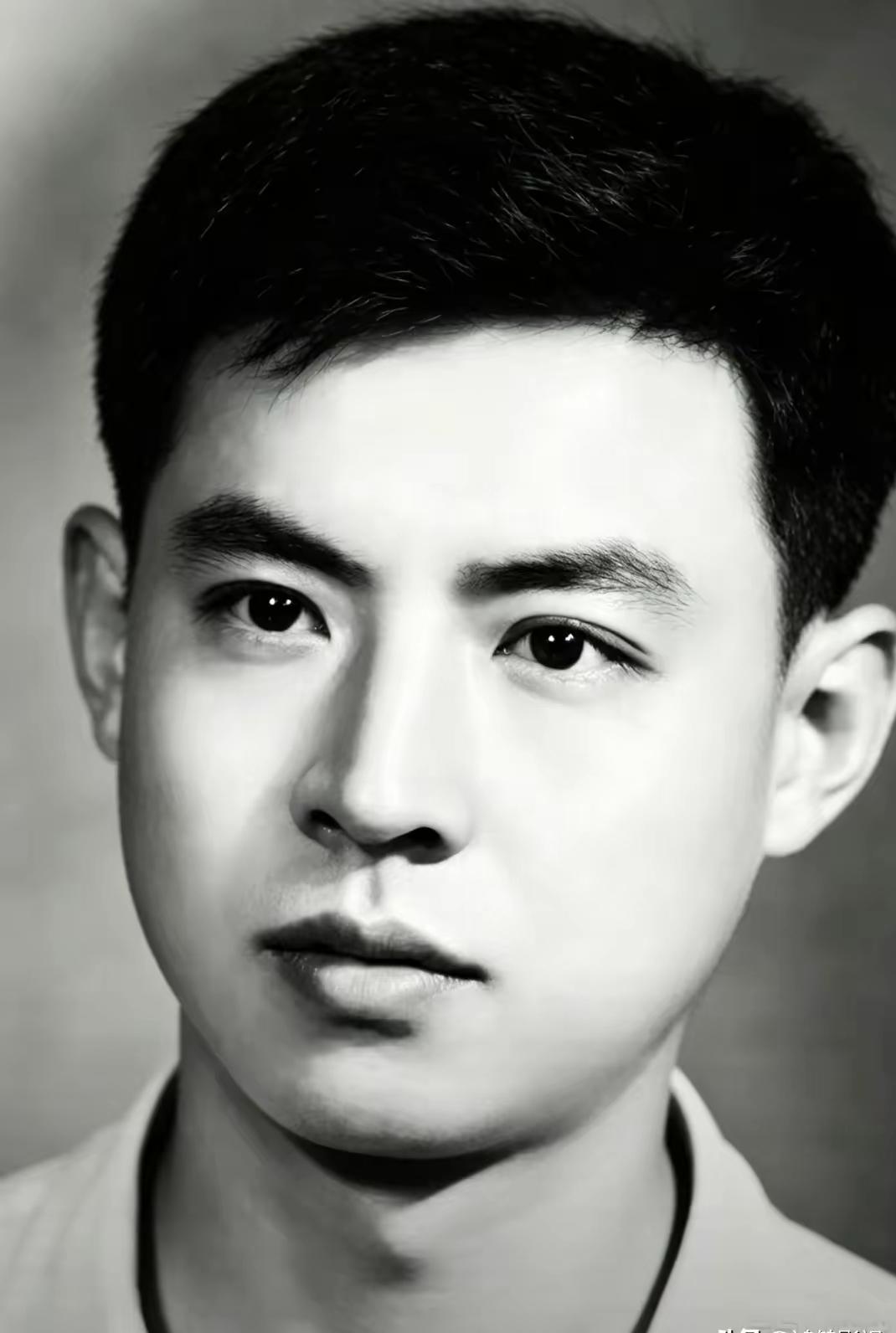 看看老一代人中有多少人还能认出他的？现在娱乐圈中没有他这么帅的男演员，认识他的人
