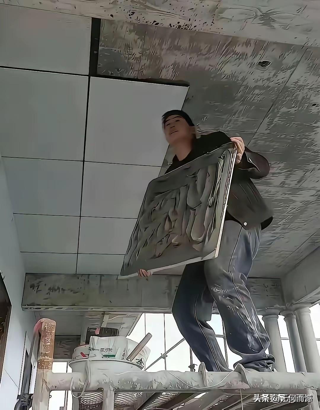 顶棚上粘地板砖，看起来不太牢靠，如果要是粘石膏板的话，感觉倒是没有什么太大的问题