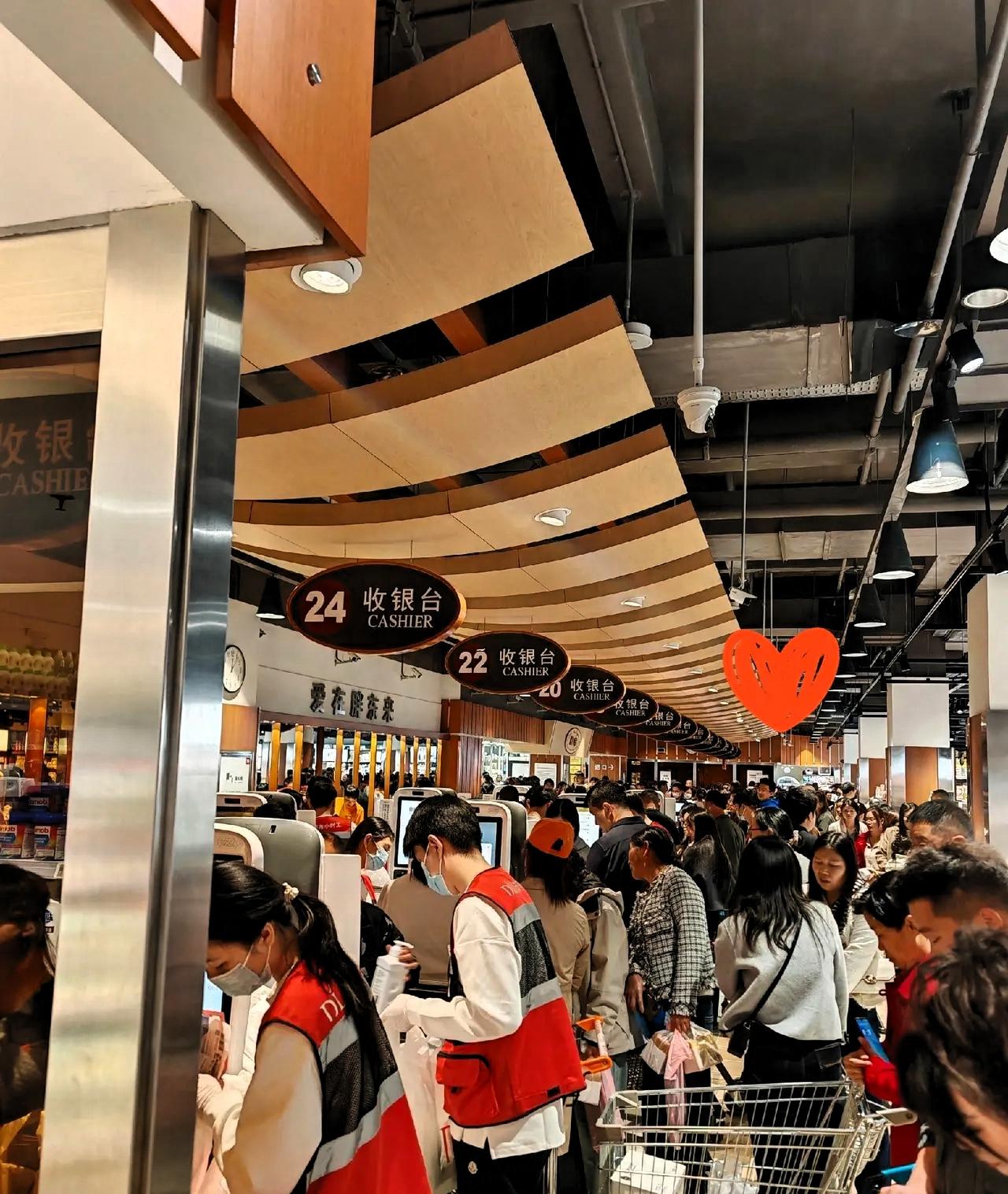 我姐在胖东来干了一个月拿了1万1的工资家人都为她感到高兴。但真正让我印象深