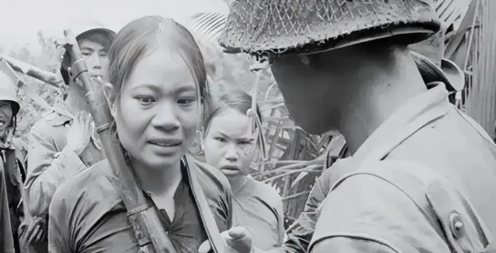 1965年，美越战争中，一位北越美女游击队队长被美国大兵俘虏了，当天就被偷偷注射