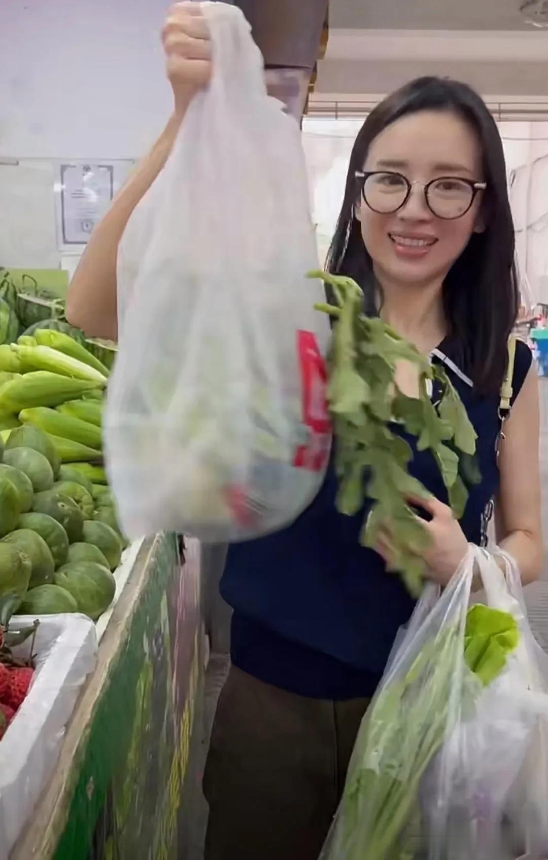 40多岁的董洁素颜去买菜，在市场不戴口罩没人认出来她，全程轻松选菜，无人打扰。