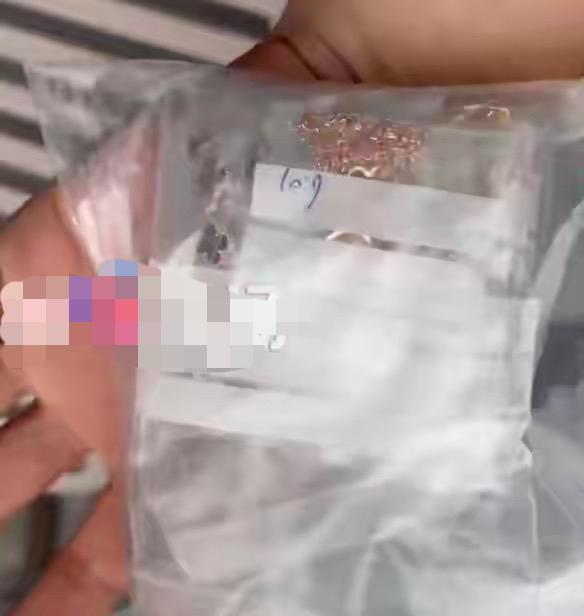 深圳水贝那是真·卧虎藏龙啊！昨天又有位大姐在路边凳子上捡了一包东西，打开一看——