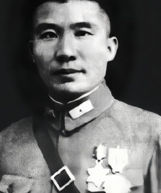 1935年，王耀武得知部下俘虏了一个红军师长，兴冲冲的跑过去准备审讯，但当他看到