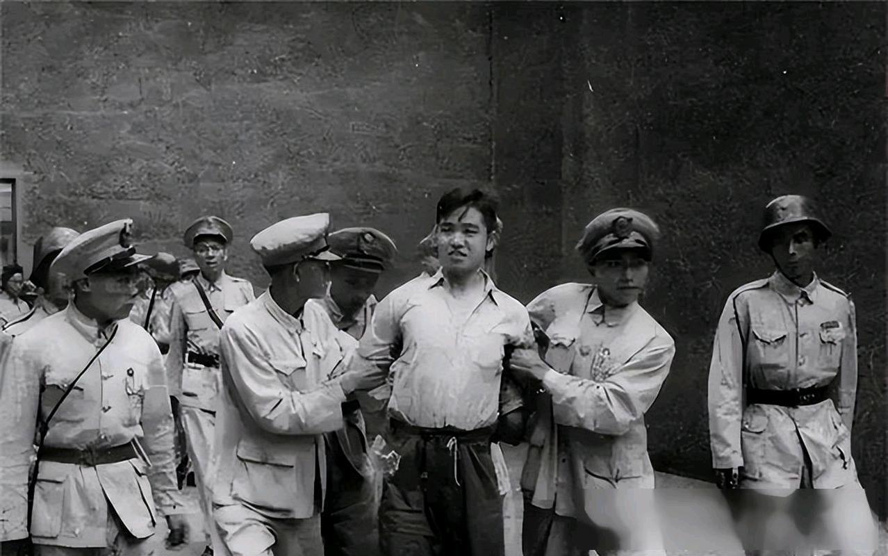 解放前，一交通联络员准备上前对暗号，突然意识到对方平时不抽烟1947年深秋