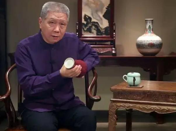 2004年，马未都请人修复一把黄花梨椅子，结账时，师傅比了一个手指头，马未都就给