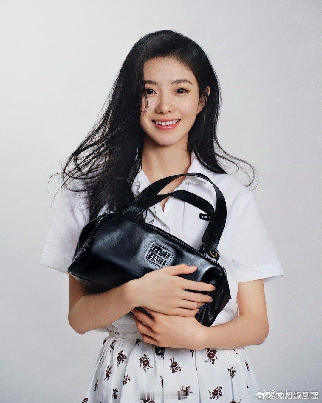 都是miumiu大使谁更合适不用多说了吧​​​