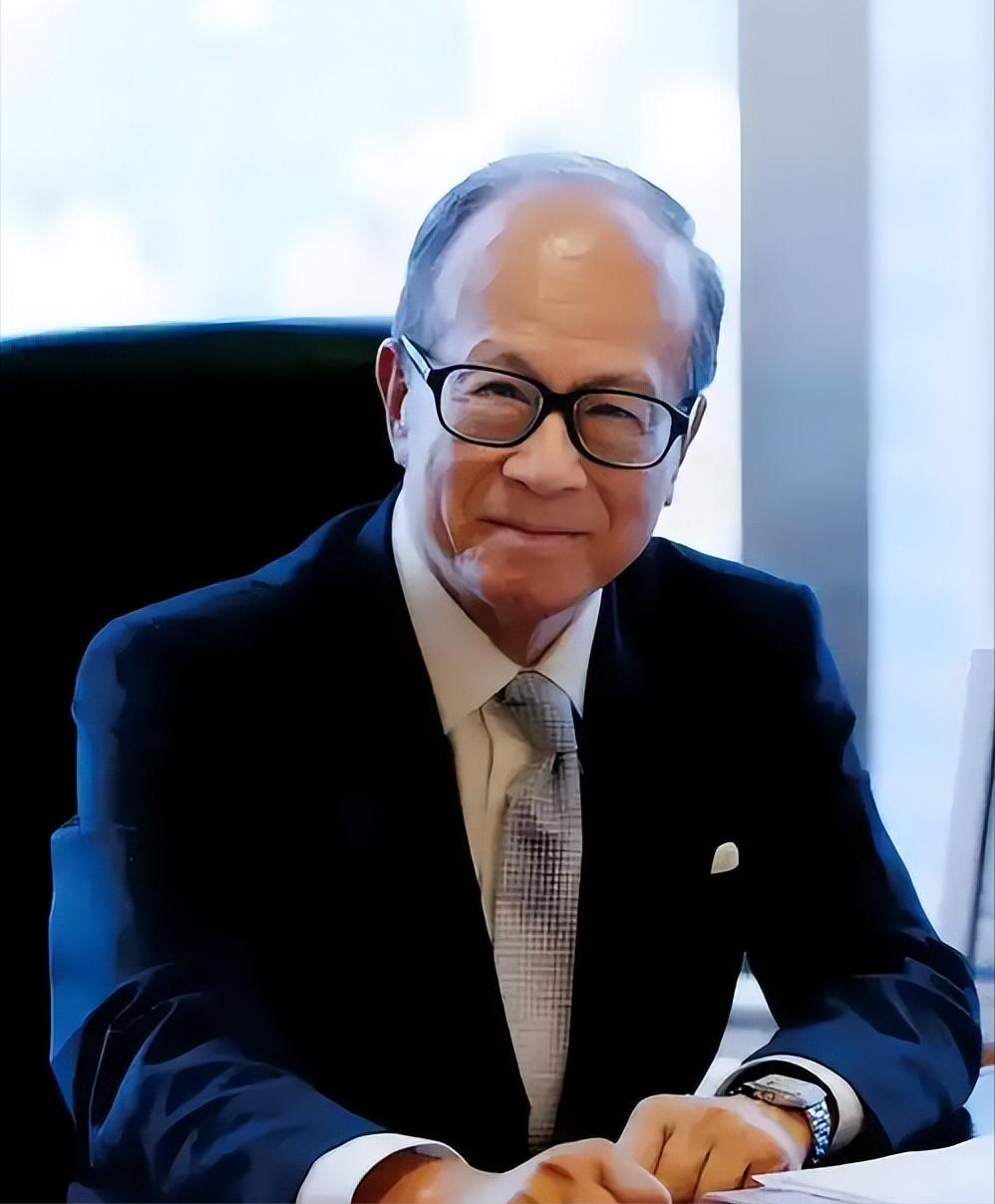 2006年大年初一，首富李嘉诚却笑不出来，他亡妻庄月明的坟被人刨了！本以为是毛贼