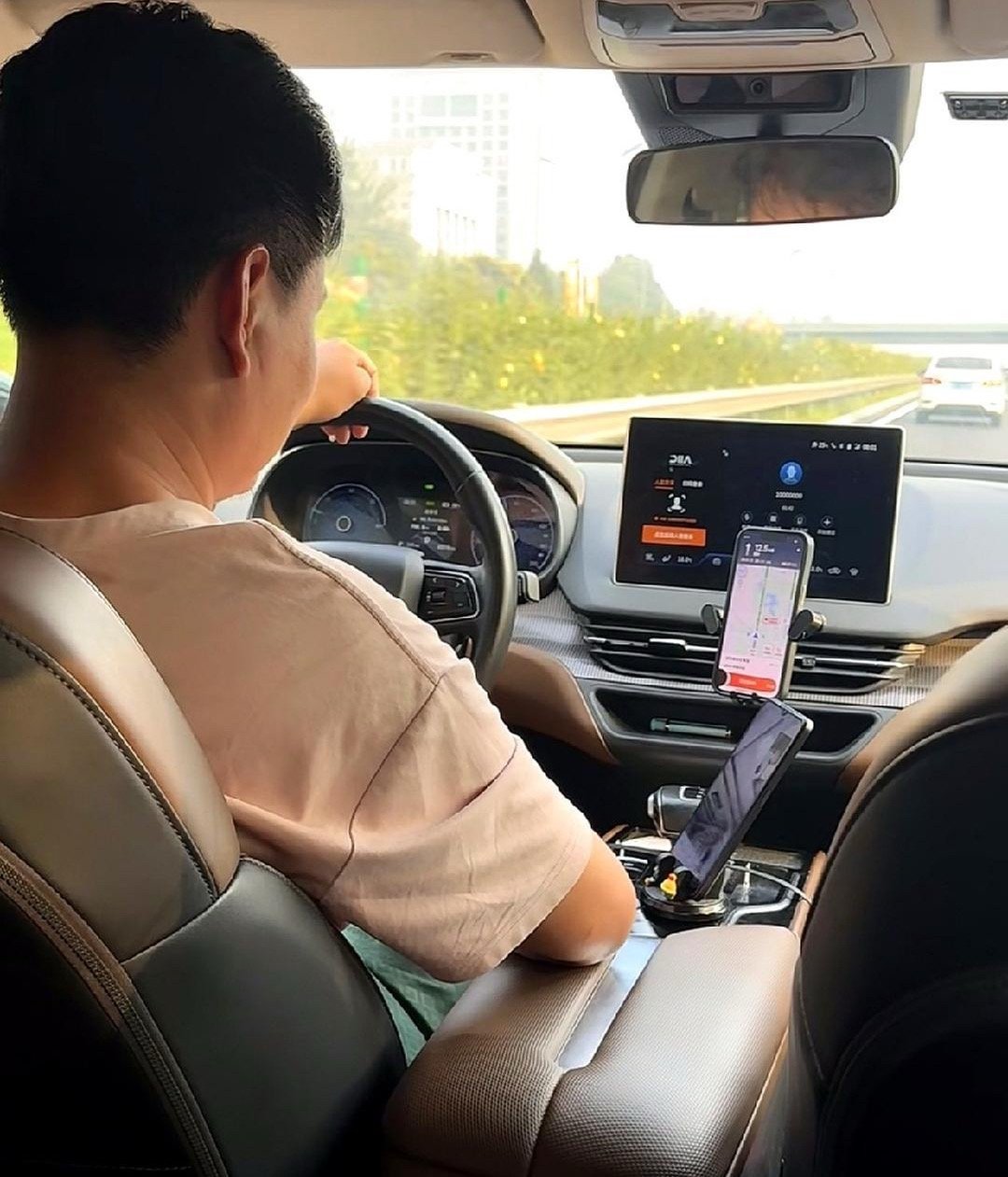 不生娃，好多行业真得凉。今天碰见个开滴滴的朋友跟我吐槽，他说跑了仨月车发现个怪现