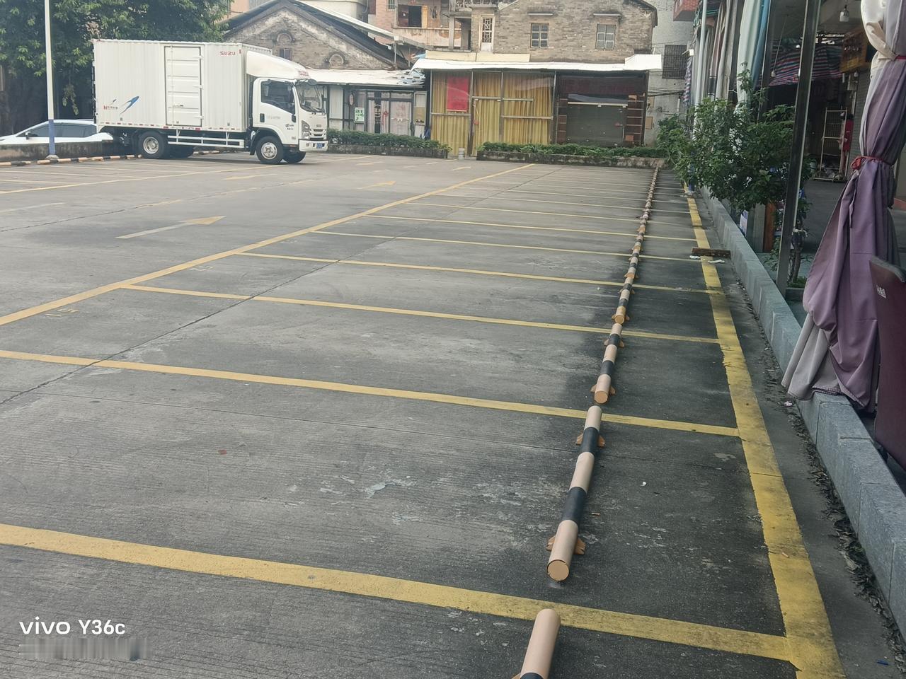 佛山:空荡荡的停车场不知道什么的原因，一百多个车位停车场，主有零星星几辆车