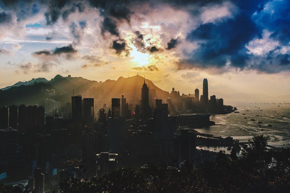 香港中环写字楼的空置率，是金融圈最诚实的体温计。曾经空置率高达四成的TheH