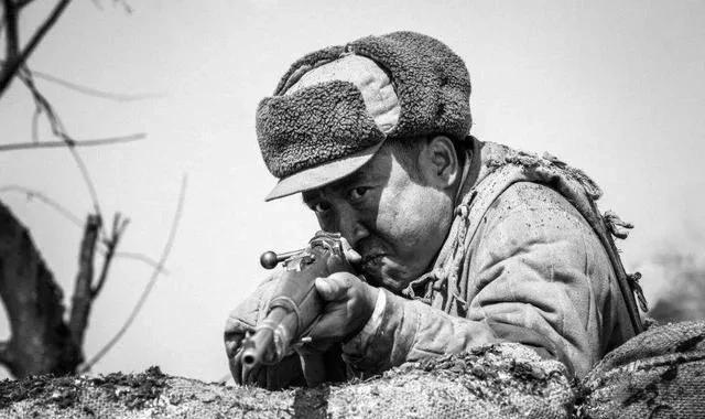 1958年，全军大比武，63军神枪手唐满洋一连7枪，枪枪命中，大家正欢呼呢，唐满