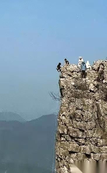 那天晚上我刷到那个视频，整个人像被什么东西狠狠捶了一下，半天没缓过来。说实话