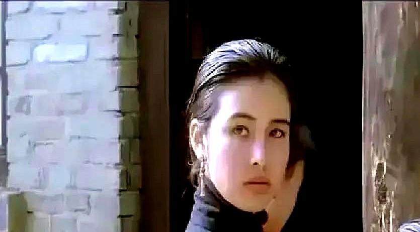 一个7秒镜头，封神三十年。导演黄建新就让她对着笼里的画眉鸟看了三个月，把剧本的