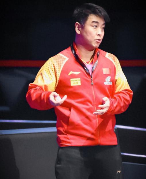国乒饭圈又整出离谱操作，WTT中国大满贯赛场外，一群球迷堵在通道口。冲着男队主教