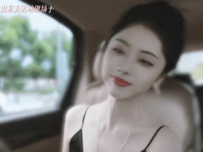 谁能顶的住这水灵灵的歪头杀啊！谭松韵打扮妥当坐在车里，出发去直播现场！全身雪