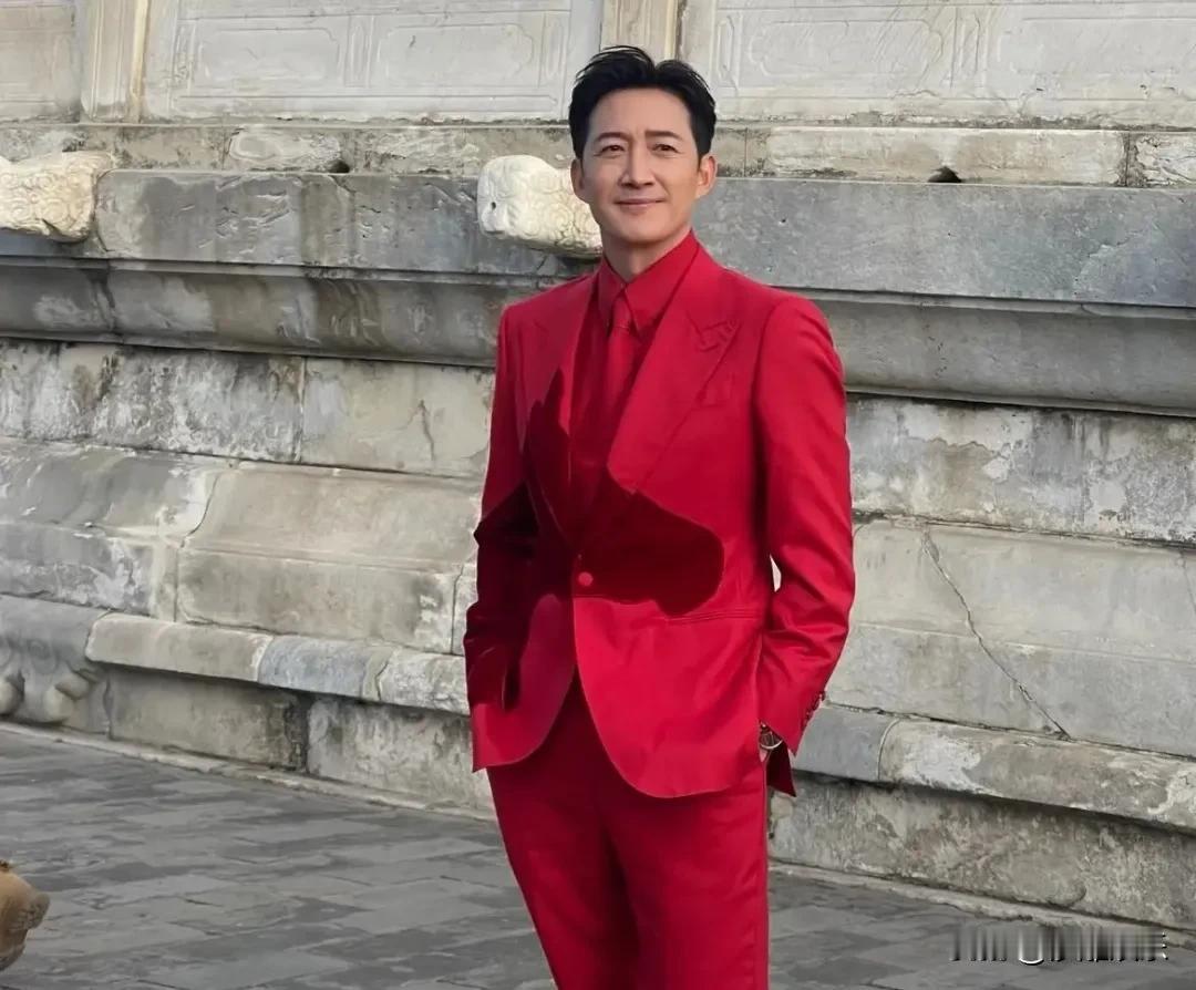 王阳天坛这一身红，远看像水渍近看是骏马，差点以为被娃尿了大过年的，没想到被王
