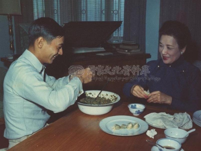 50年代，宋美龄与小孙子蒋孝勇一同包饺子时，留下了这张罕见的合影。镜头里的祖孙俩