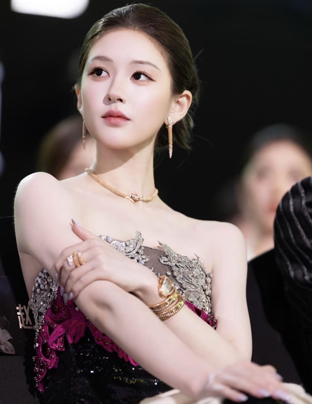 怪不得星光大赏美女如云，压轴的却是赵露思，不是因为她最有气质，也不是因为