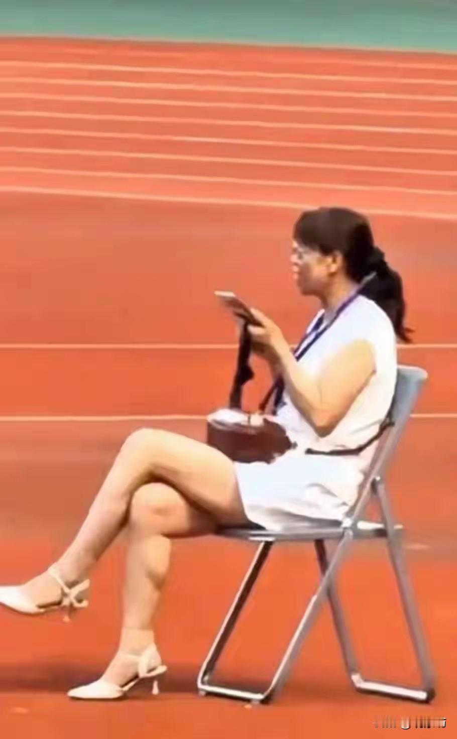 国歌奏响全场肃立，她为何独坐玩手机？谁惯的这身“内行”臭毛病？7月18日傍晚