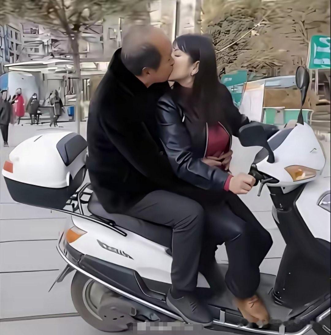 大爷恋爱啦爱的轰轰烈烈的也不知道这阿姨哪里好能让大爷忘记交通安全最终掉进