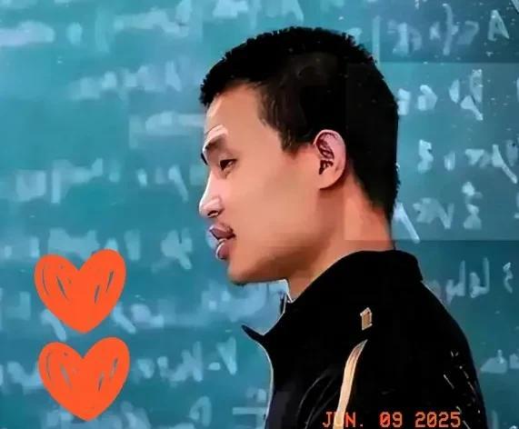 一觉醒来，北大教师管理天塌了！北大教室管理工作组到韦东奕家里做走访，发现韦东