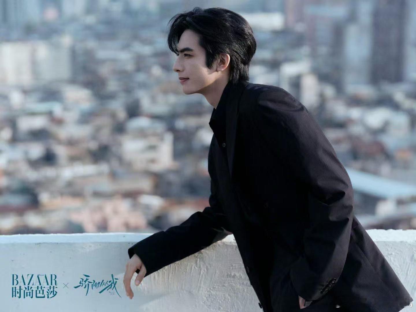 谁来教教宋威龙怎么戴脸链还好他脸够帅，不然这戴法早被群嘲了，现在大家只能边笑边