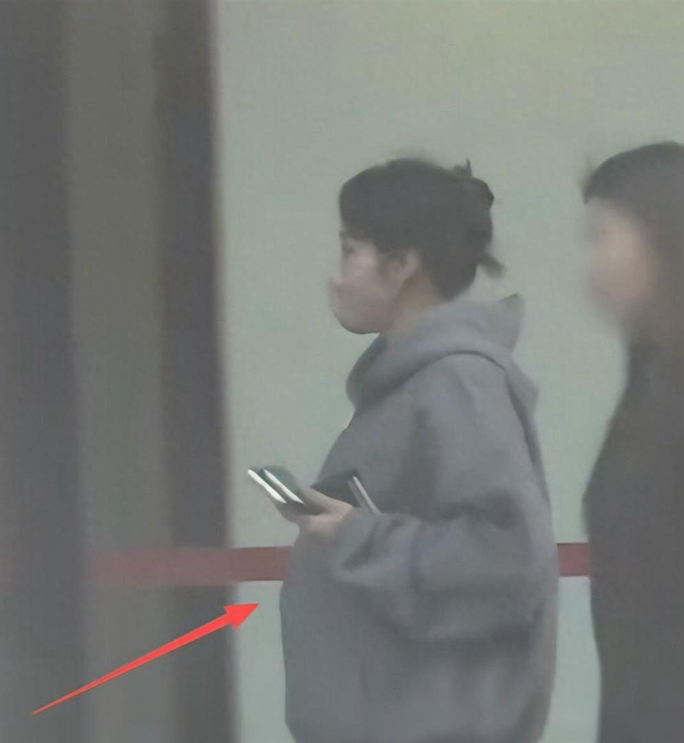 曝张佳宁孕晚期银行办事，脸浮肿走路靠人搀扶，7月已显怀男友遭扒，男方全程未露面，