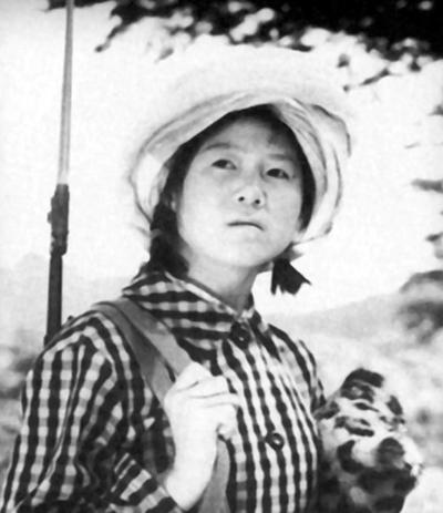 1975年，湖北神农架几名妇女正在田里挖洋芋时，一位女孩因为内急跑去树林中解决，