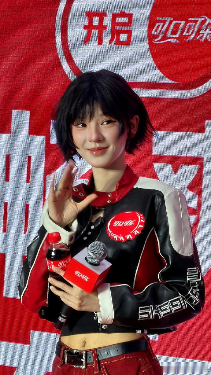 没认出这是张予曦次元壁破裂现场！差点以为是动漫角色真人化，细看才发现是张予曦。惊