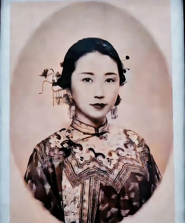 照片中这位身着晚清服饰的女子，正是著名作家张爱玲的祖母——李菊藕。她出身显赫，是