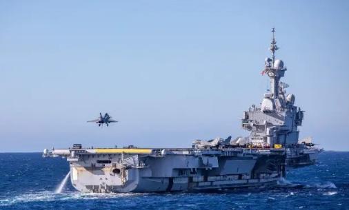 福特号航母撤退后，法国派了戴高乐号刷存在感，以为躲得挺好，结果一名水兵在航母上跑