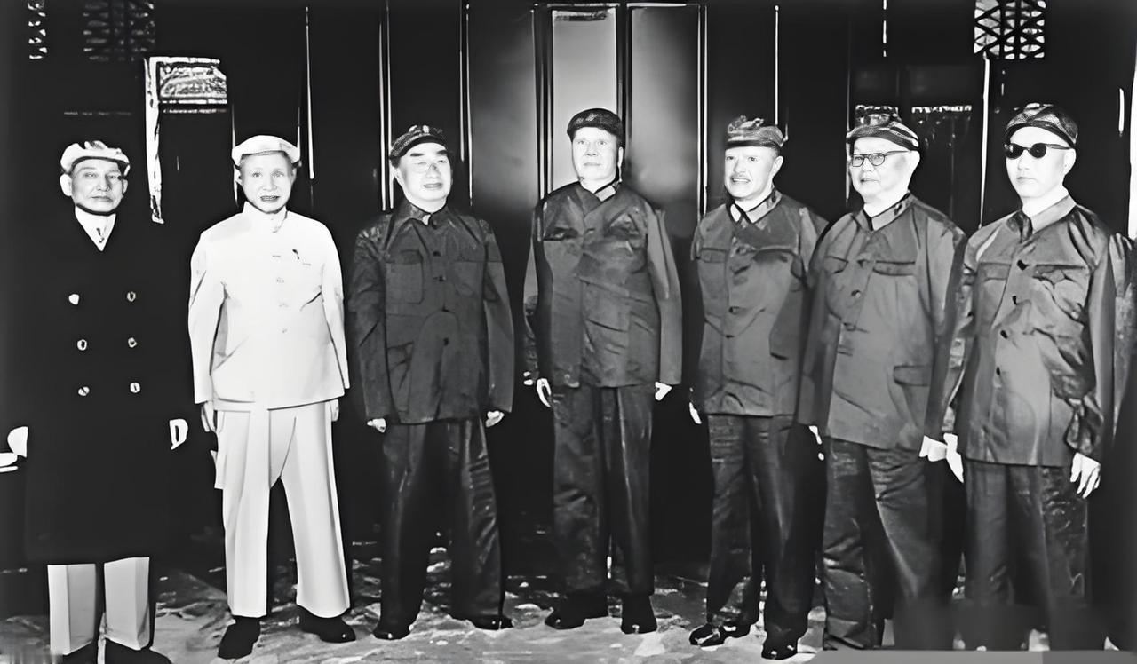 1952年，毛主席突然下了道令，把镇守全国各大区的五位“封疆大吏”全调进了北京，