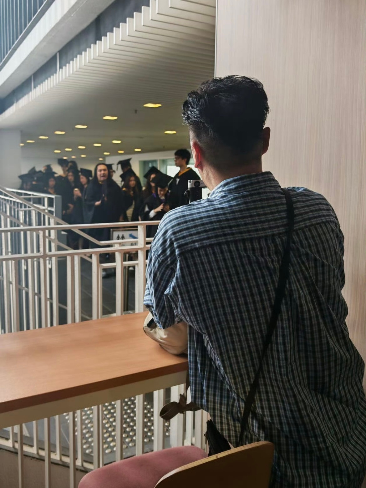 吴镇宇儿子费曼晒高中毕业照当年可爱的小小少年如今顺利高中毕业，在分享成长的同时