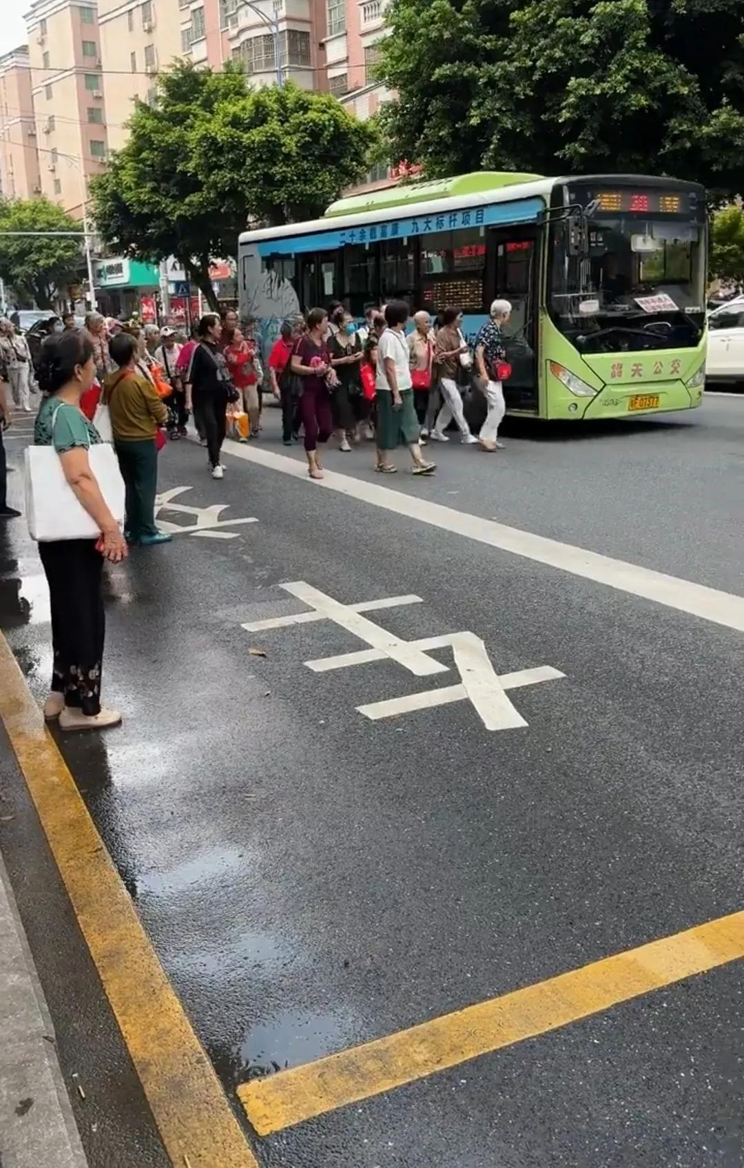 此情此景，为公交车司机感到无奈！远远的，公交车还没进站，一群迫不及待的老人一拥