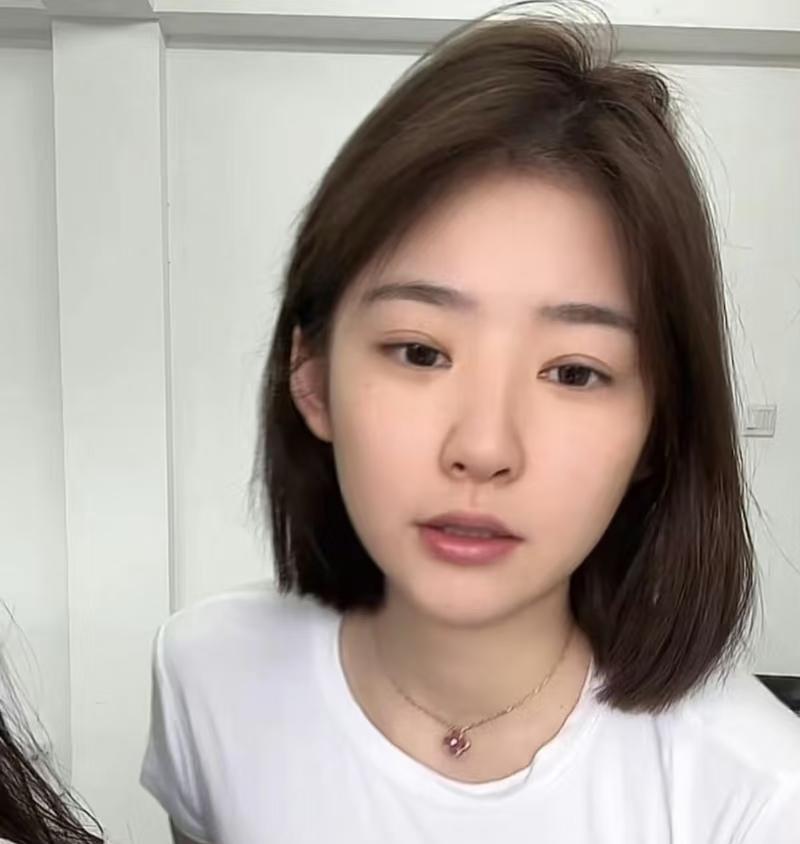 黄一鸣被一些网友说没文化，她反驳说并且认为人不需要太有文化。对于学历，黄一鸣则