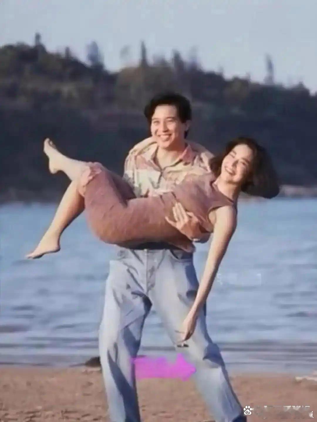 林青霞和秦汉的沙滩旧照，这画面简直是电影截图！年轻时的她娇俏可爱，笑容太有感染力