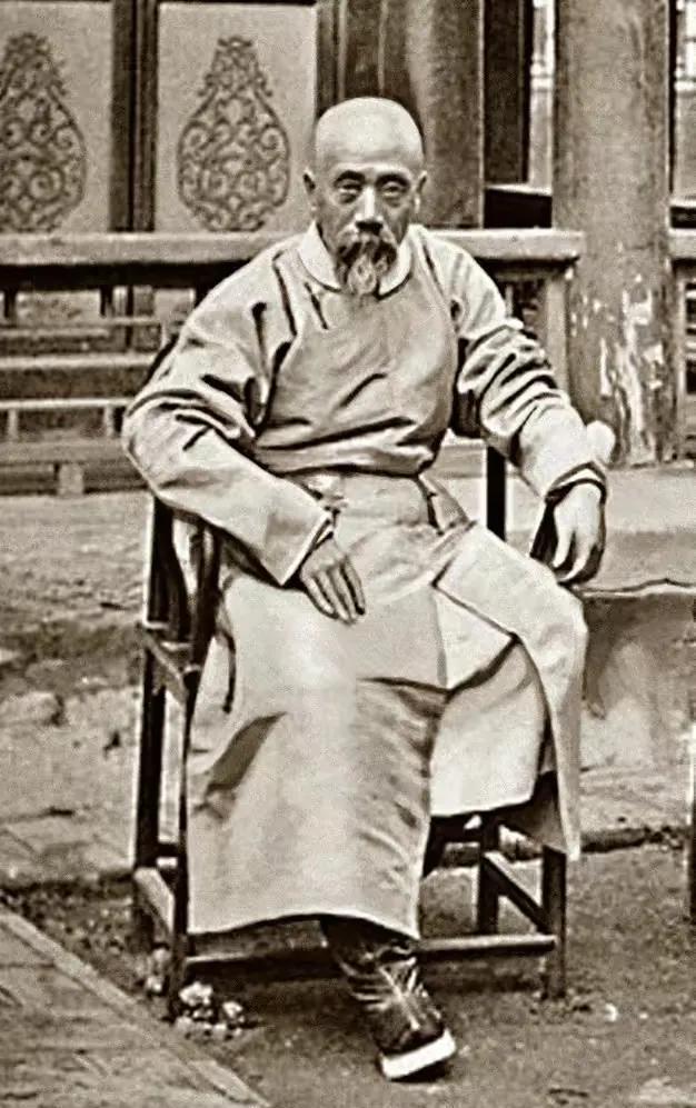 1874年，两宫太后和大臣商议贵州巡抚人选。等大臣议完之后，慈禧突然说，“贵州巡