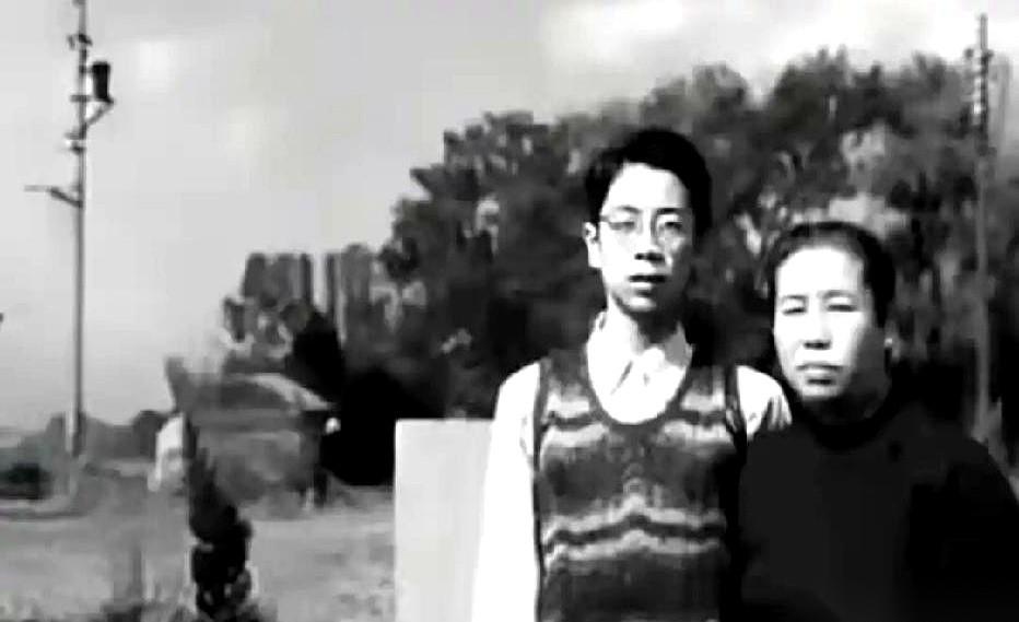 1946年上海万国公墓，17岁的周海婴站在父亲鲁迅的墓前，拍下了这张注定被历史记