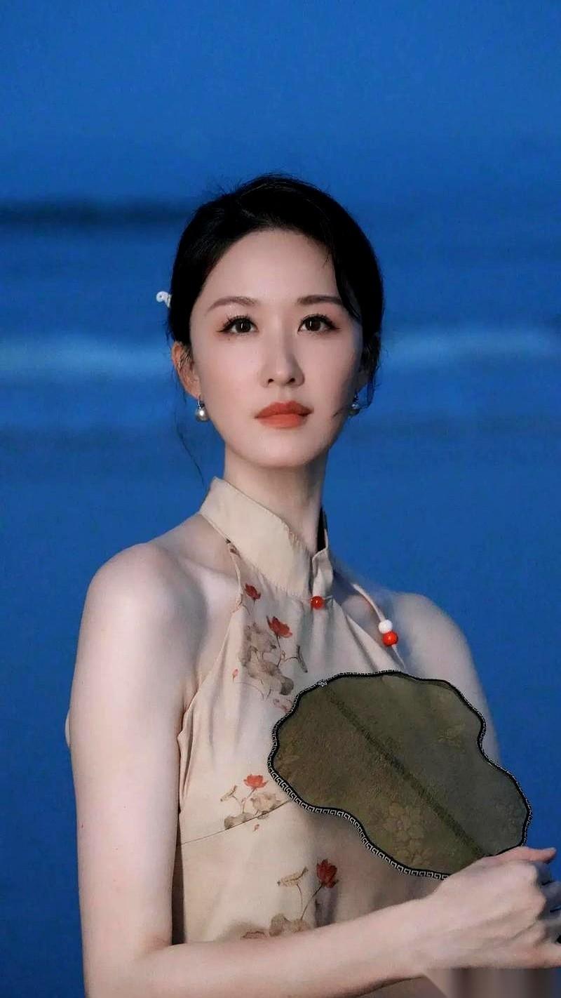 千万别被那种在台上唱着“暗黑系”、化着浓妆的酷女孩骗了。你以为人家是受过伤、从