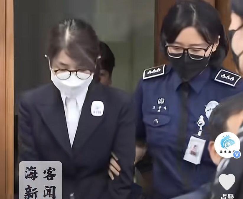 金建希首次出庭受审画面曝光！金建希涉贪腐案今日开庭，被法警带入法庭，没戴手铐没