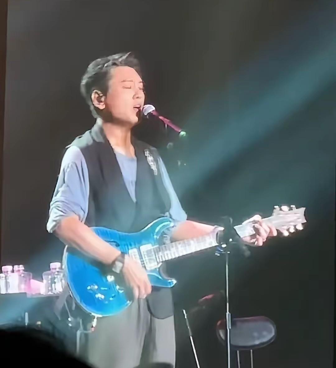 难怪大s去世都快半年了！朱孝天这几天却突然猛Q大s和汪小菲之间的前尘往事，还讲