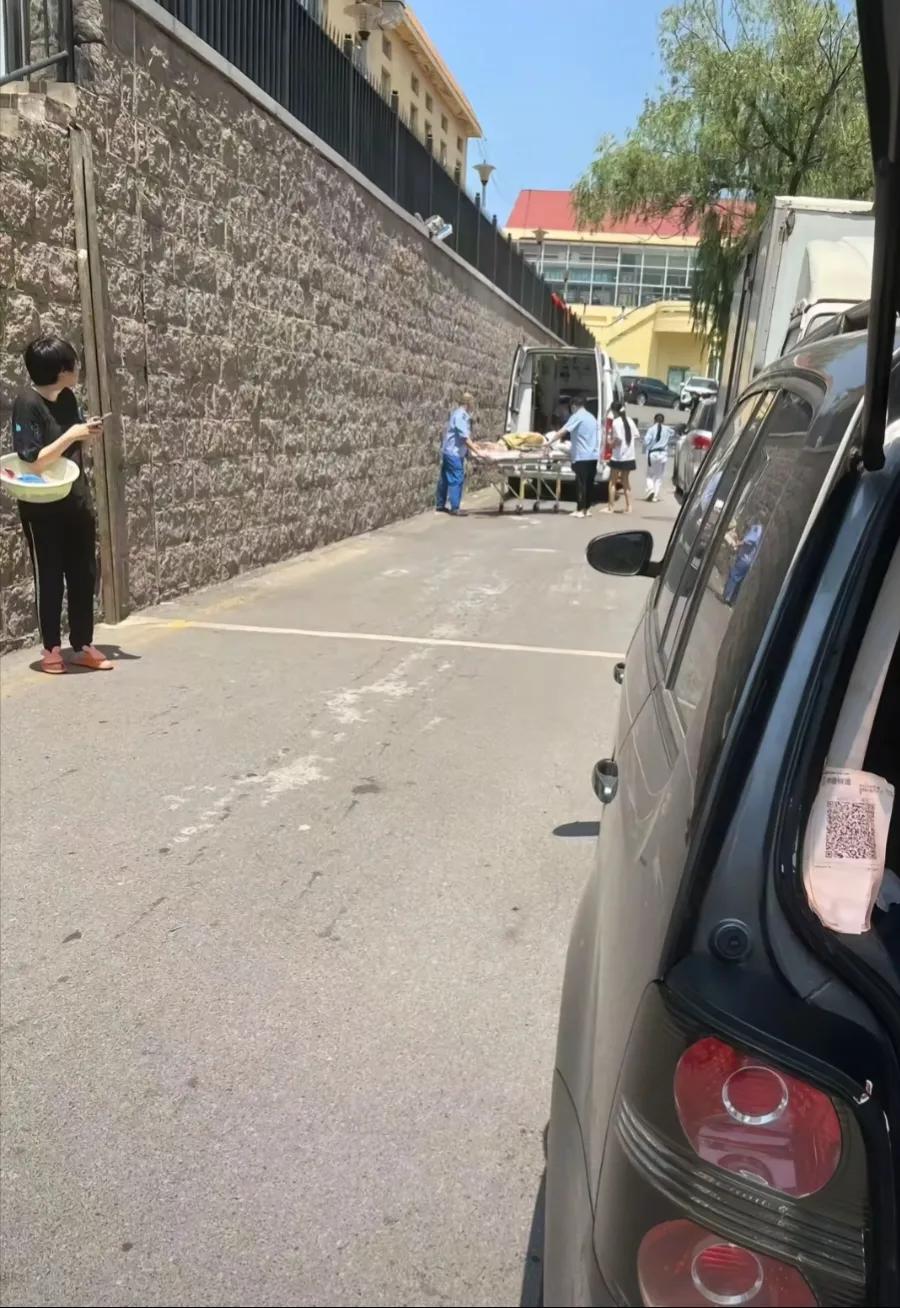 青岛大学前脚学生中暑被急救，后脚宿管大叔中暑身亡。青岛大学在我眼里，就是一个很可