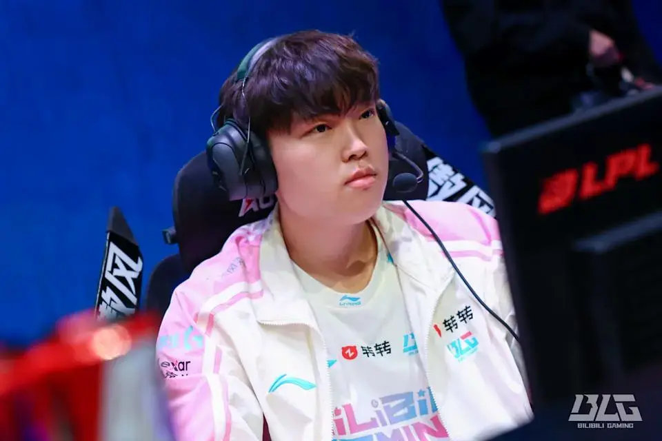 BFX今日出国前往巴西参加全球先锋赛，下路Diable选手接受韩媒视频专访，并回