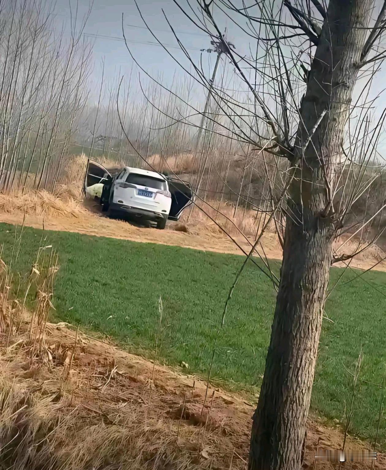 这车是怎么开到这个地方来的难道是，这前面还有路吗？