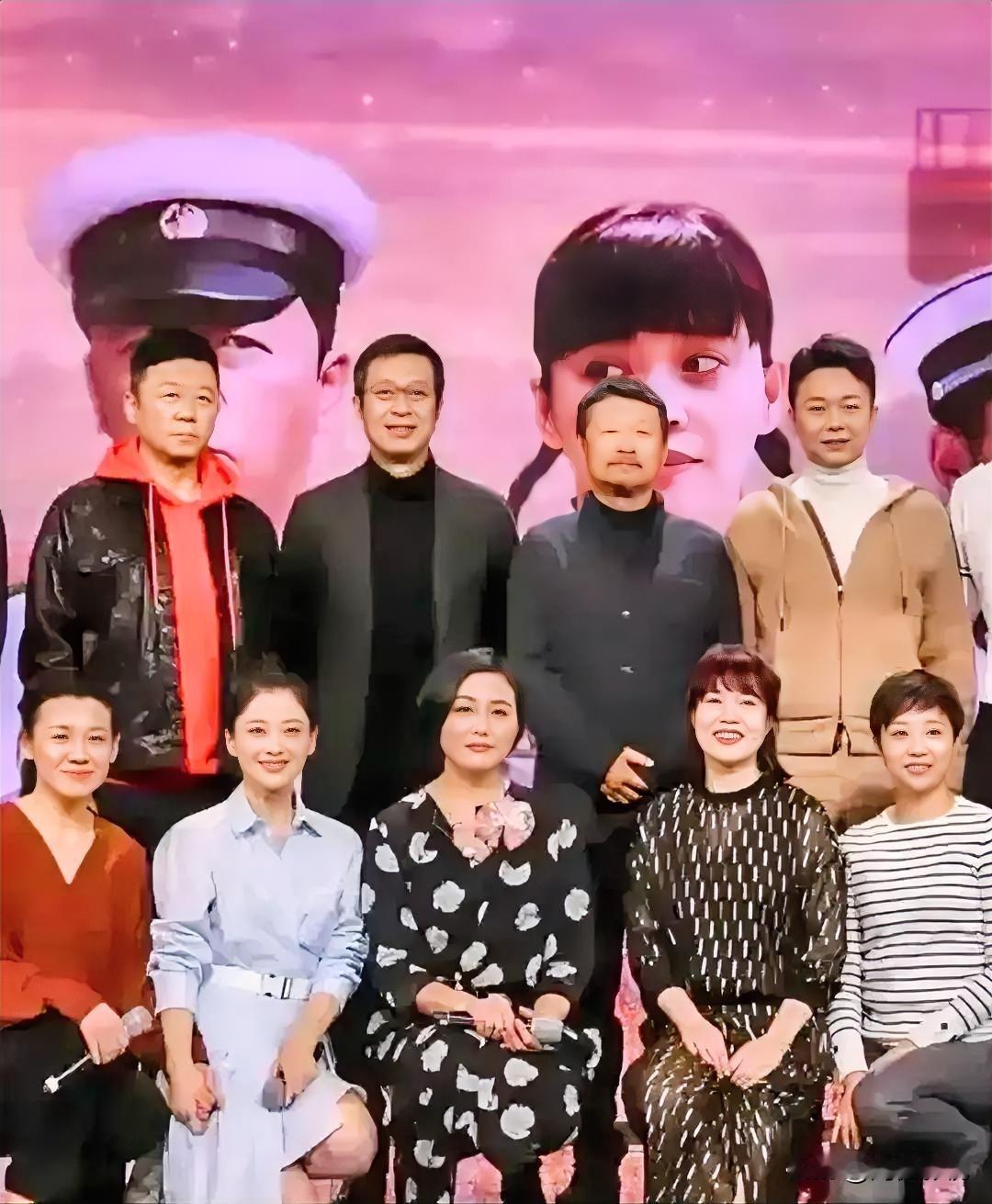 后排就认得出演员郭涛，刘奕君，前排看着都面熟，可叫出名字的只有梅婷，而坐在中间这