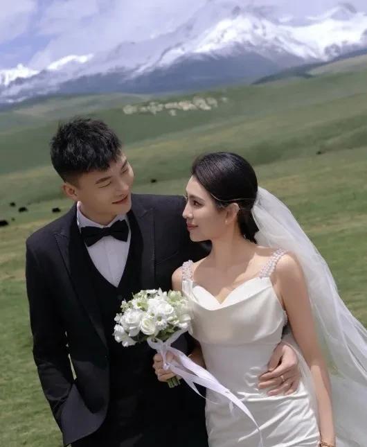 辽宁男篮手帝也撒狗粮了，妻子晒婚纱照！江湖人称“手帝”的辽宁男篮鄢手骐的妻子晒